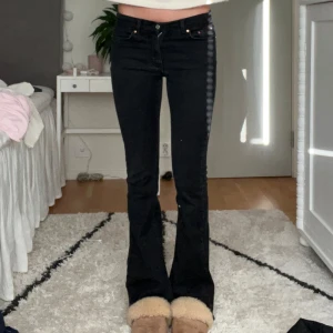 Lågmidjade bootcut jeans  - Svarta utsvängda jeans med låg midja från Gina tricot i storlek 34. Uppsprättade längst ner och passar mig som är ca 169 i längden💕