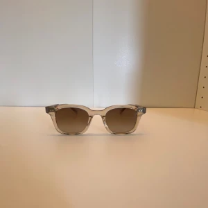 Chims 02 champange - Snygga solglasögon från chimi i modell 02 och färg champange🥂perfekta nu till sommaren. Inte så använda dem har inga sprickor och kommer i  förpakningen❤️😻⭐️ går att diskutera priset❤️