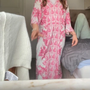 Vit och rosa långklänning med blommigt mönster - Söker denna fina klänning från shein i storlek s 