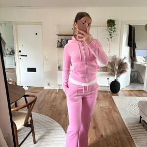 Rosa mjukis sett från juicy couture  - Byxorna är i storlek m och tröjan i S, knappt använda endast ett fåtal tillfällen. Är i en magisk rosa färg🫶🏽🩷