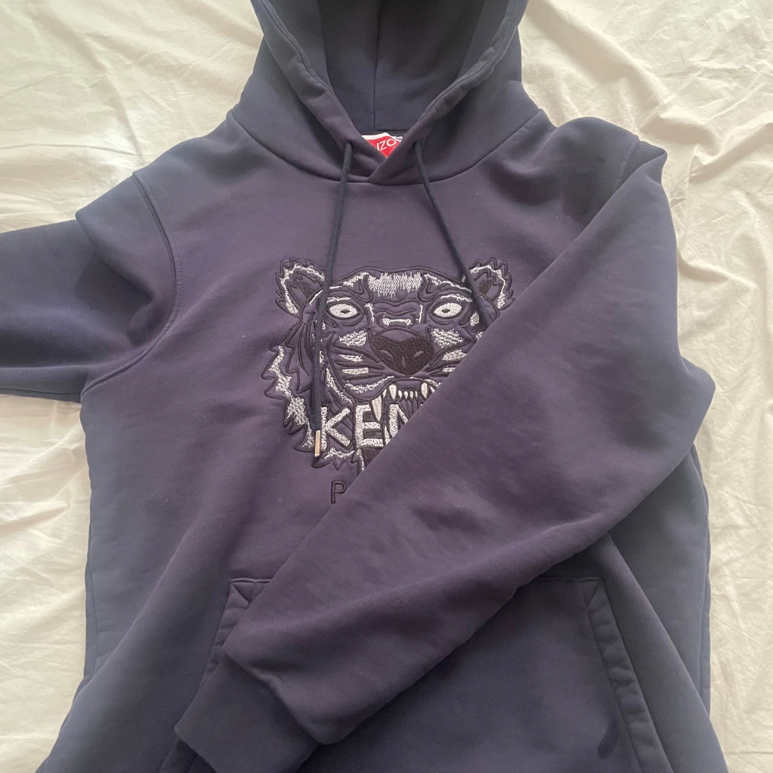 Mörkblå hoodie från Kenzo med tigerbroderi - 1