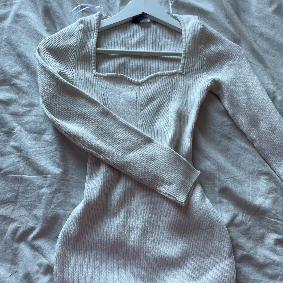 Vit ribbad långärmad mini klänning - 1