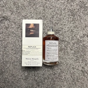 Maison Margiela – By the Fireplace  - Maison Margiela – By the Fireplace (sprayad 1 gång) 🔥  Säljer en By the Fireplace från Maison Margiela’s -serie – mysig, varm och unik doft! Endast sprayad en gång. 	•	🧴 Sprayad 1 gång 	•	⚠️ Osäker på äkthet – köpt av en person som sa att den var äkta och visade kvitto, men som du vet kan kvitton förfalskas 	•	💸 Därför extremt lågt pris  121