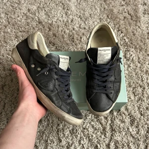 Philippe Model - 44 - Nu säljer jag mina extremt fina och unika Phillippe Model skor som är köpta i Italien. Själv bedömer jag skornas skick som 7/10. Defekt vid sulan. Skriv vid funderingar