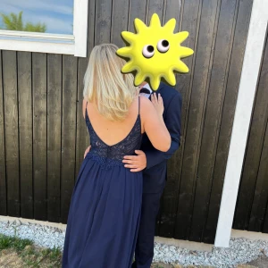 Marinblå långklänning med spetsdetaljer - Elegant marinblå långklänning med smala axelband och djup v-ringning både fram och bak. Livet är dekorerat med vackra spetsdetaljer och kjolen faller mjukt i ett lätt material. Perfekt för bal eller fest.                                                 Klänningen är endast använd 1 gång. St är 40 men mycket liten i storleken då jag vanligtvis är en 38/36. Nypris 2145, pris går att diskuteras vid snabb affär!