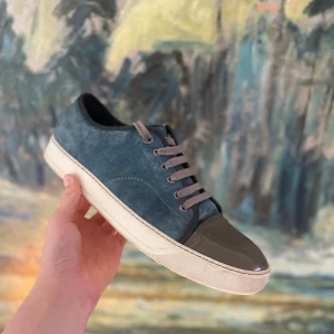 Blåa Lanvin DBB1 skor - Säljer nu mina blåa Lanvin dbb1👟                                                              Storlek: 45, Skick: 9/10 (Lagning på captoen som man ser på sista två bilderna), Nypris: 5199kr, Mitt pris: 1899kr, Skriv vid minsta fråga, Inget pris är hugget i sten, Fraktar alltid inom 48h efter köp📦