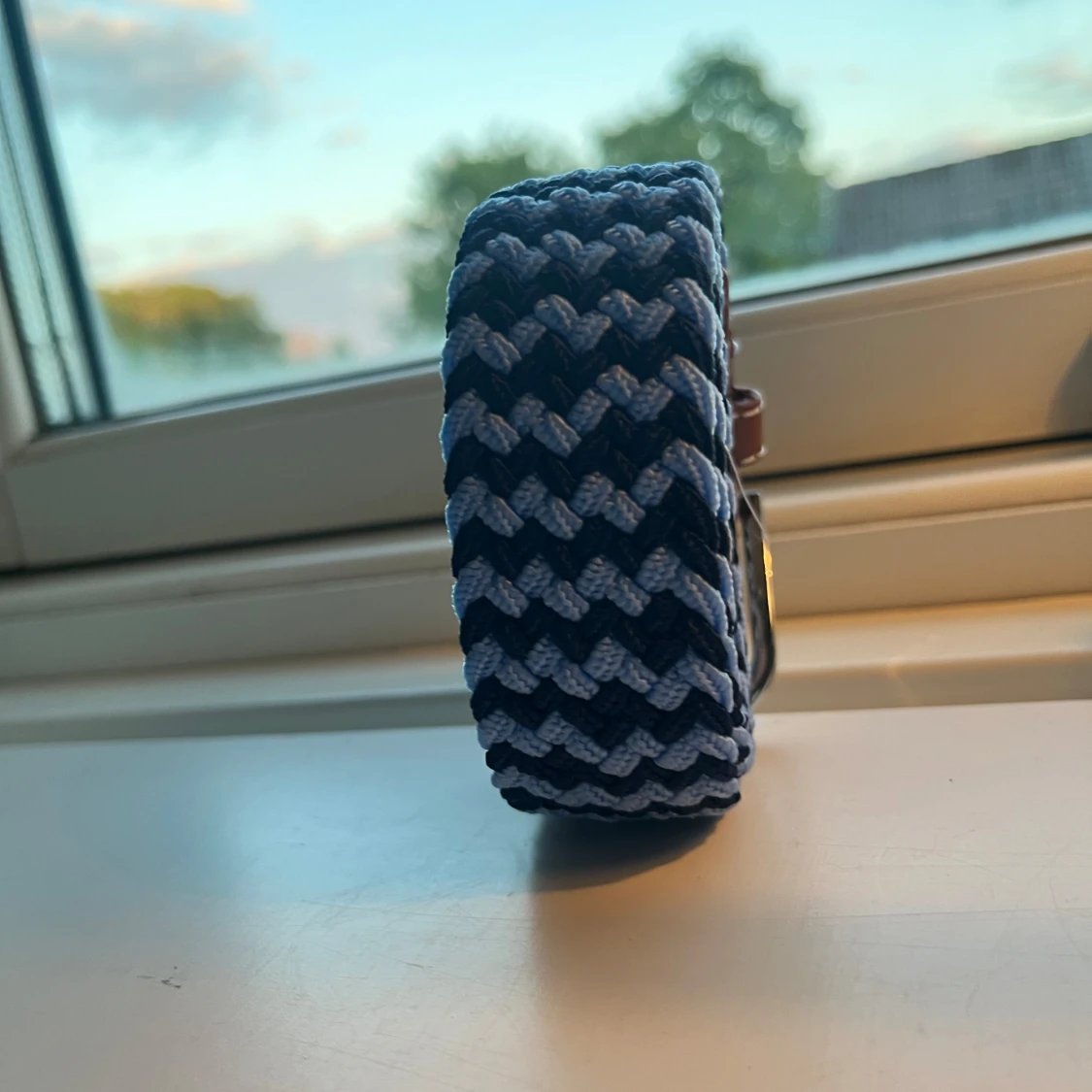 Blått flätat bälte med läderdetaljer - 1