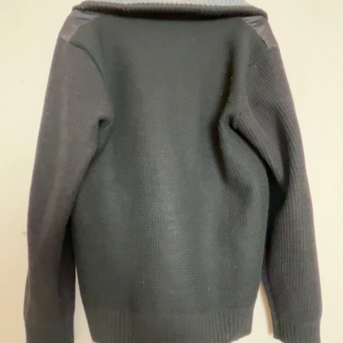 Svart stickad pufferjacka med dragkedja - 2