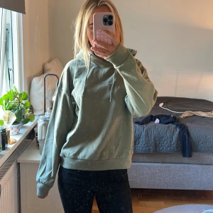 Hoodie  - En grön fin hoodie med jätte gosigt material på insidan av hoodien från lager157 i storlek xs 