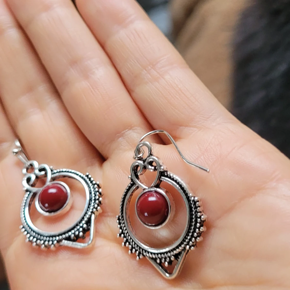  Helt nya Silvriga örhängen med röd pärldetalj - 2