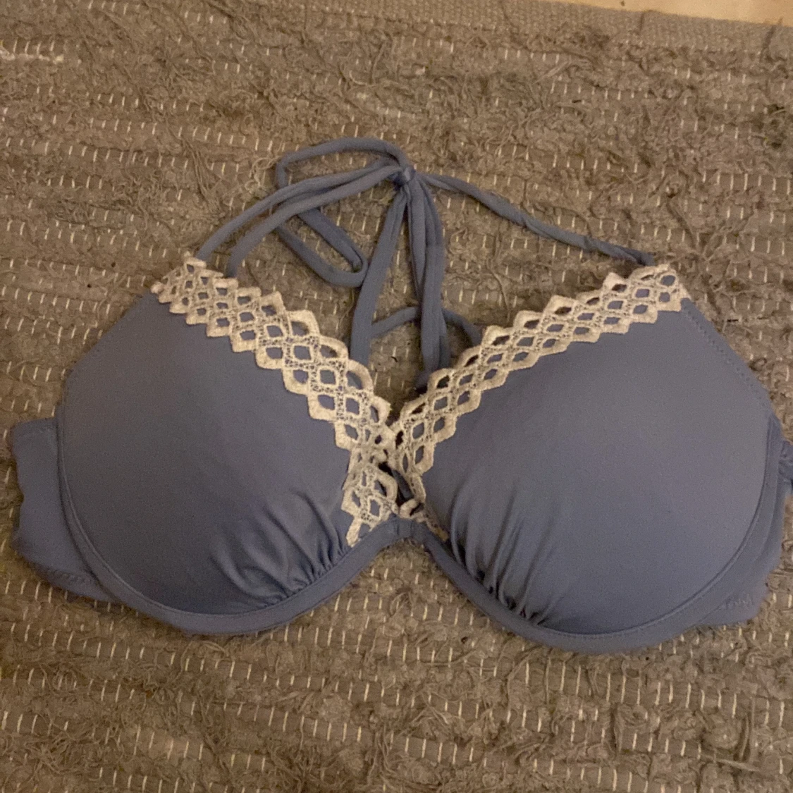 Blå bikiniöverdel med spetsdetalj