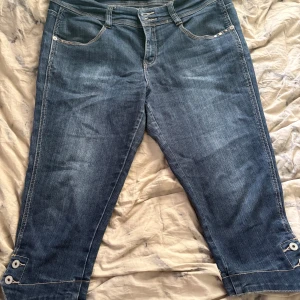 Jeansshorts  - använd några gånger men är i bra skick 