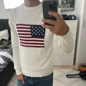Vit stickad gant tröja med usa flagga  - Otroligt fet stickad gant tröja, passar verkligen till allt, bra skick och priset kan såklart diskuteras!