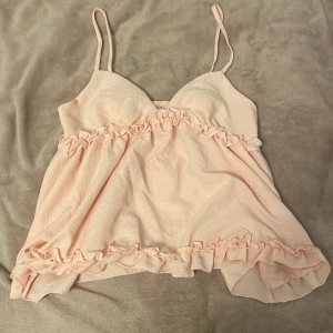 rosa topp från shein - supersöt rosa topp från shein som jag säljer då den inte kommer till användning, skulle säga att det är en annan nyans av rosa i verkligheten än på kamera💞