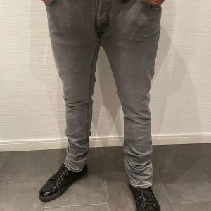  Nudie Jeans Thinn Fhin 33/32 - Nudie jeans Thin Fhin| pris:499kr| skick:9,8/10|Storlek:W33 L32|Hör av dig vid minsta lilla fundering eller fråga|