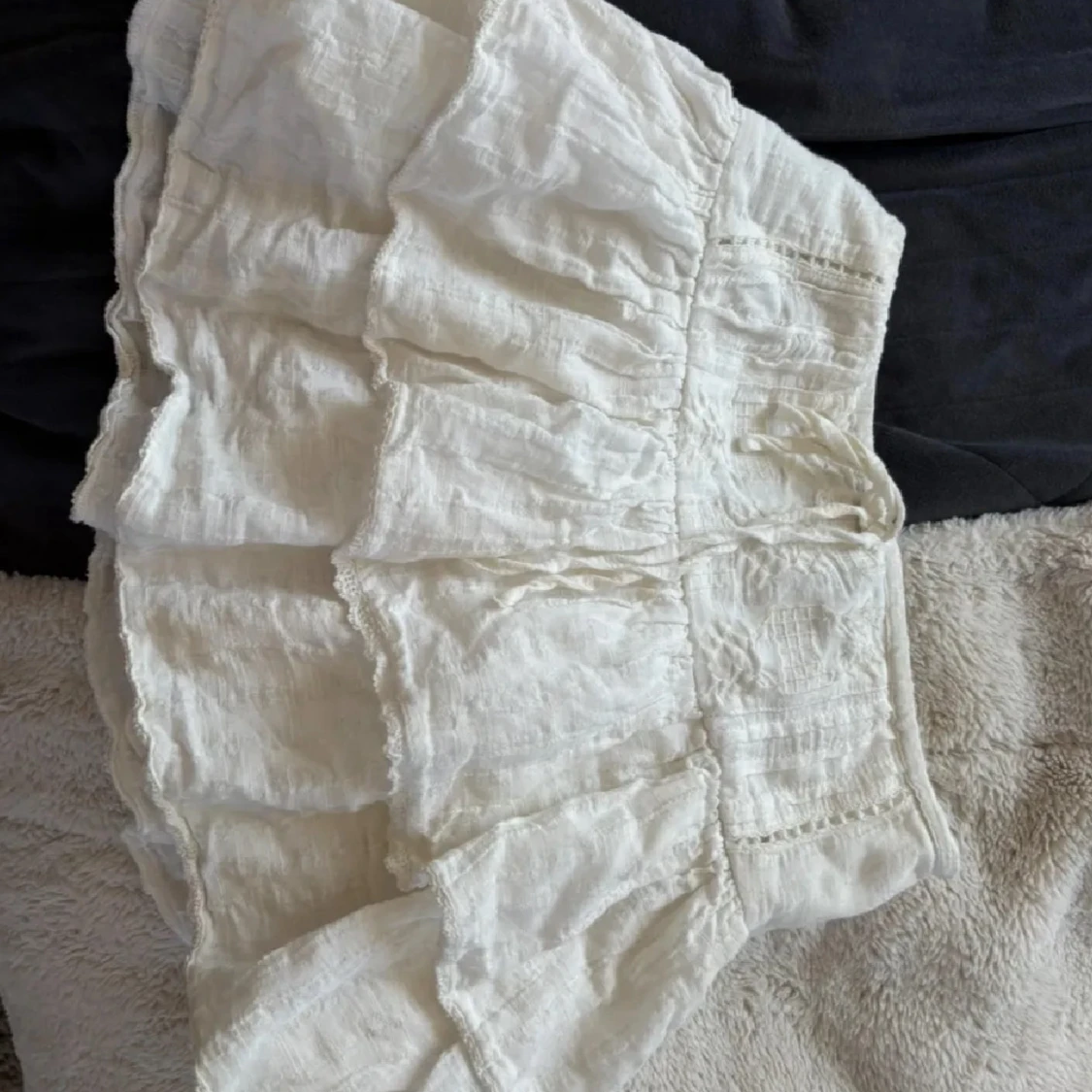 Vit volangkjol med snörning - 1