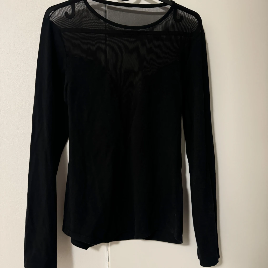Svart långärmad topp med meshdetalj - 1