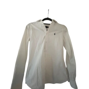 Vit skjorta från Polo Ralph Lauren - Vit Ralph lauren skjorta, bra skick✨ och storlek 6 slim fit.