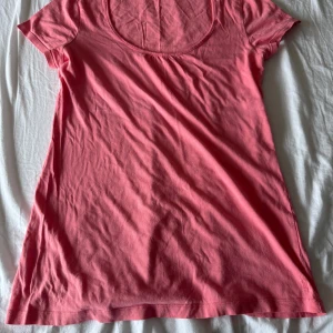 Rosa T-shirt från Esprit - Supersöt rosa T-shirt från esprit. Knappt använt den för den är förstor. Det står inte direkt vad det är för storlek men skulle gissa på M