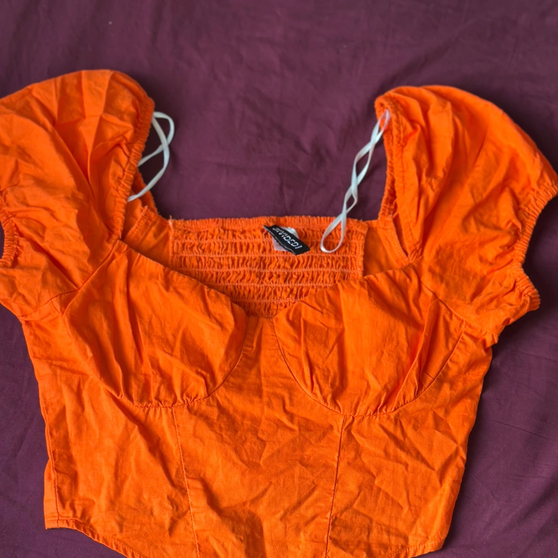 Orange croppad blus med puffärm