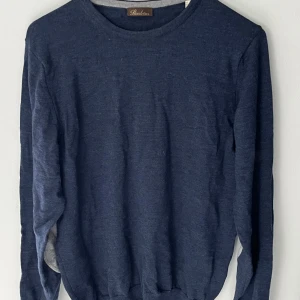 Blå stickad tröja från Stenströms - Mörkblå stickad tröja från Stenströms i storlek S. Tröjan har rund halsringning, långa ärmar och gråa förstärkningar på armbågarna. Passar XS/S