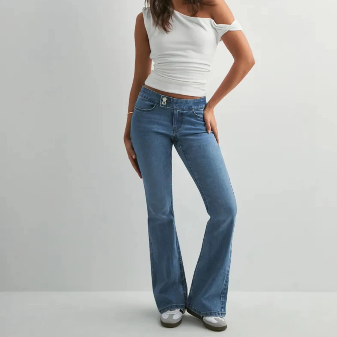 Blå bootcut jeans med dubbla knappar