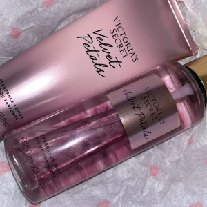 Victoria's Secret Velvet Petals set - Säljer ett set med Victoria's Secret Velvet Petals som har använts lite, innehållande en lila body mist (250 ml) och en matchande body lotion (236 ml). Båda har lyxiga guldiga detaljer och doftar blommigt med inslag av mandel. Perfekt för dig som älskar söta och fräscha dofter.