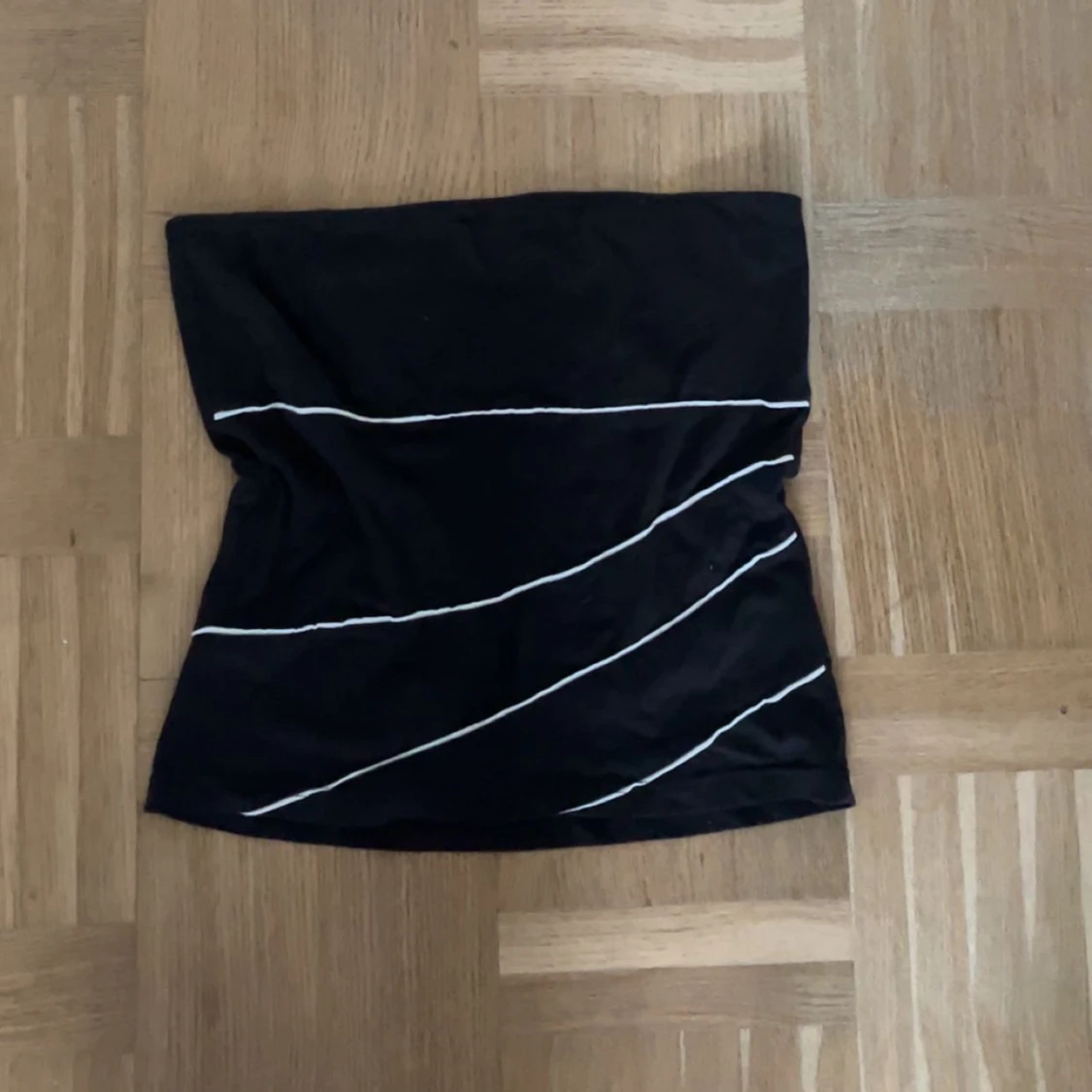 Svart tubtopp med vita ränder - 1