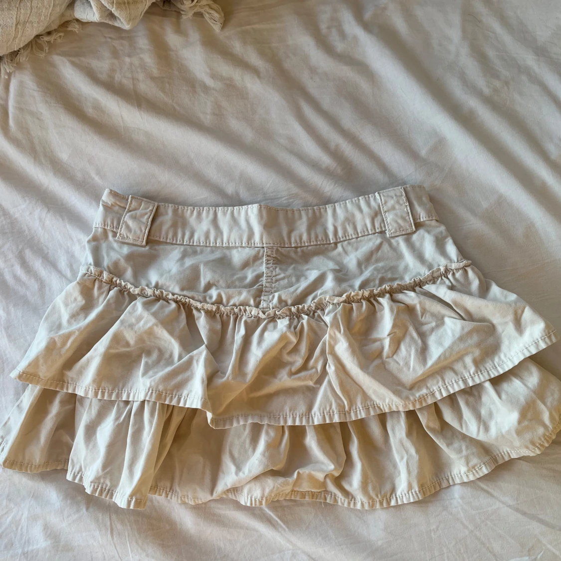 Beige volangkjol med fickor - 1