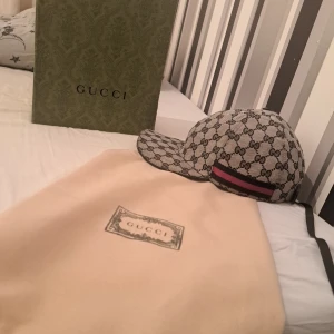 Gucci keps canvas  - Denna kepsen är väldigt sällsynt att få tag på idag, iallafall för detta priset! Endast seriösa köpare! Röd och marinblå rand på sidan.