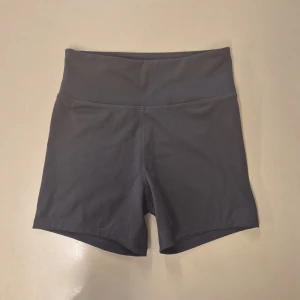 Svarta träningsshorts - Svarta, högmidjade träningsshorts / cykelbyxor från H&M Move. De har även en liten ficka på insidan av midjebandet. Jättesnygga, men är tyvärr lite för små för mig💔