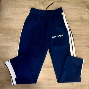 Palm angels byxor - Stilrena byxor, har aldrig använts förut då de inte passade mig. Det står att storleken är XL men den är verkligen inte det. Den är jätte liten i storlek och hade passat L mycket bättre. Skriv för mer information om storleken. Priset går också att diskuteras