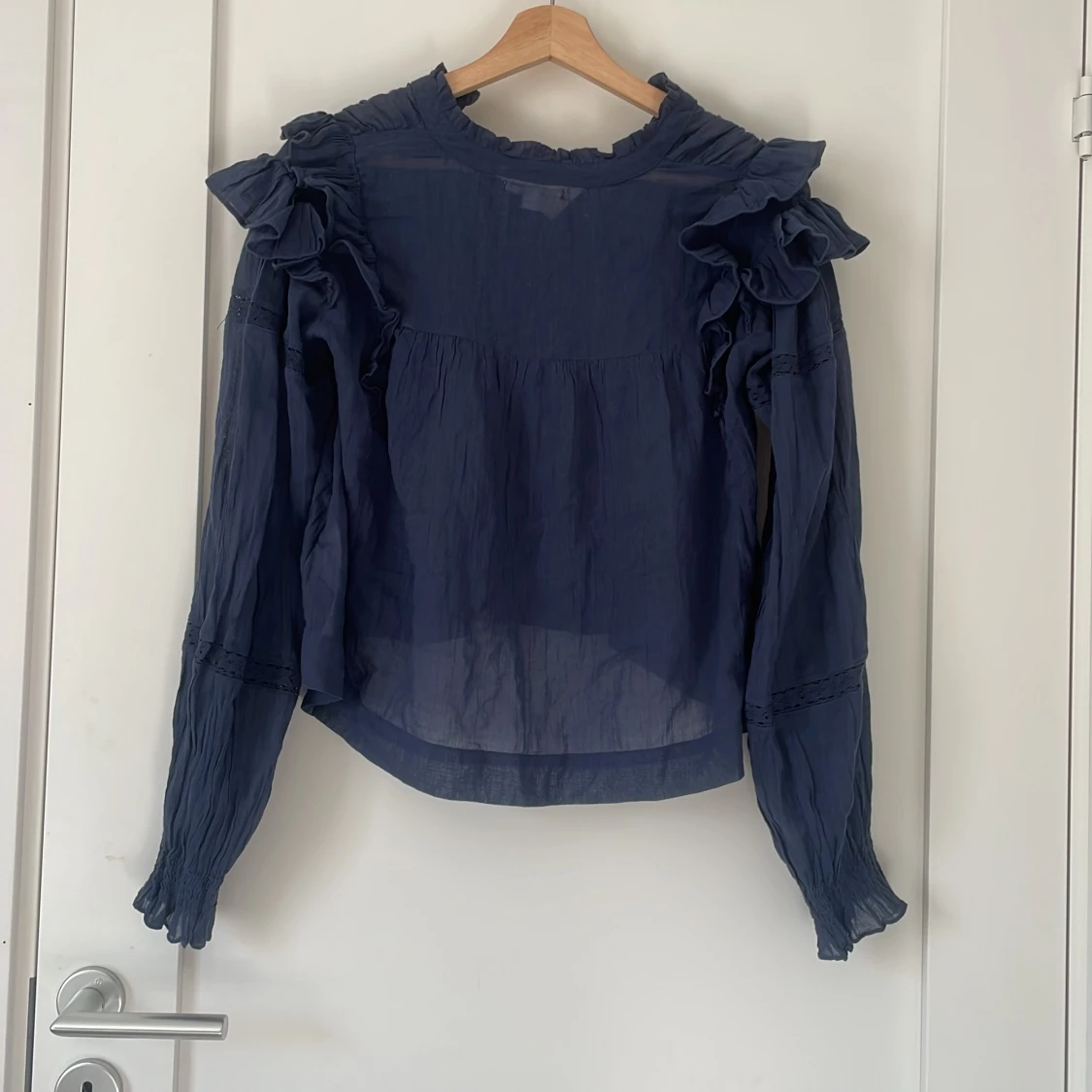 Mörkblå långärmad blus från Gina Tricot - 2