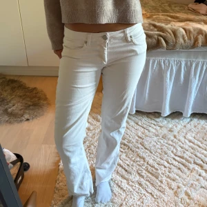 Vita Acne jeans  - Skit snygga vita acne jeans!!! Den hade ett hål i ljumsken men det är ihop sytt, det syns inte något när man ha på sig dem. Midja är 37cm och knnerbenslångd är 73,5cm. 