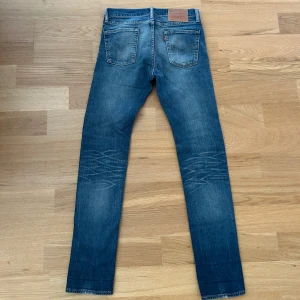 Levis jeans - Ett par jeans i absolut topp skick och som dessutom har en extremt snygg tvätt. Nypriset på dessa jeans ligger på runt 1000kr. Längden på byxorna är 103cm och midjan 37cm jämför gärna med ett par egna och sen är det fritt fram att använda ”köp nu”.