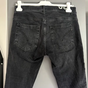 Dondup jeans - Sprillans nya dondup George jeans i storlek  30 färgen svart med lite sluttningar.            Bara att skriva vid frågor samt intresse.