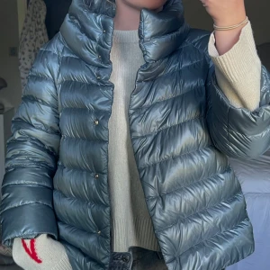 Herno jacka - Såå himla fin Herno jacka i blå färg. Använd Max 2 gånger så i väldigt bra skick. nypris ca 5200 säljer vid 3000 vid snabb affär. Skriv vid frågor eller intresse. Italisk stolek 42 men skulle säga att det motsvarar ungefär en S men passar även Xs-M också!😍