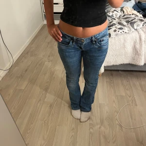 Ltb jeans  - Säljer dessa jätte snygga bootcut och lågmidjade ltb jeans ifrån zalando i storlek 26/30 men passar även 25/30🩷 inte slitna ett dugg. Nyspris: 700kr                                                                   Pris kan diskuteras!