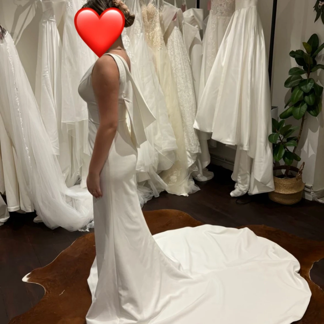 Bröllopsklänning, vit elegant med öppen rygg & superfint släp - 1