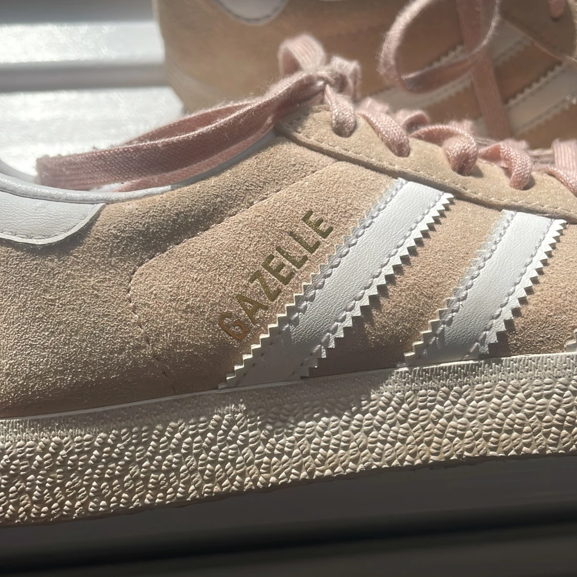 Rosa/beige Adidas Gazelle sneakers strl 36 - 1