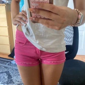 Lågmidjade korta rosa jeans shorts💘 - Jätte snygga korta och lågmidjade jeansshorts. På lappen så  står det 158 men jag skulle säga att dem är storlek S men kan också passa xs tror jag 🤗 hör av er vid frågor