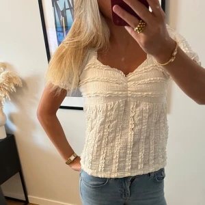 Vit blus med volangdetaljer - Oanvänd topp i xs/s