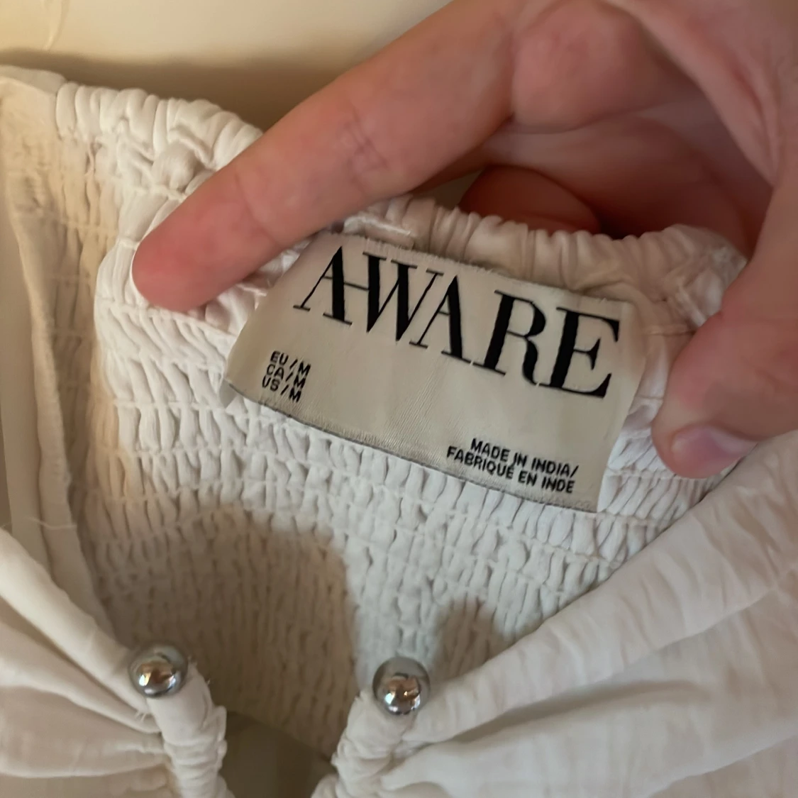 Vit blus med volangärm från AWARE - 2