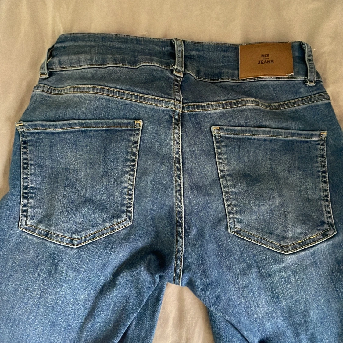 Blå jeans med stora fickor från Nelly - 1