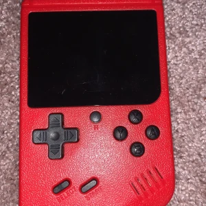 gameboy  - använder inte den men man kan ladda den med usb kabel eller batterier 