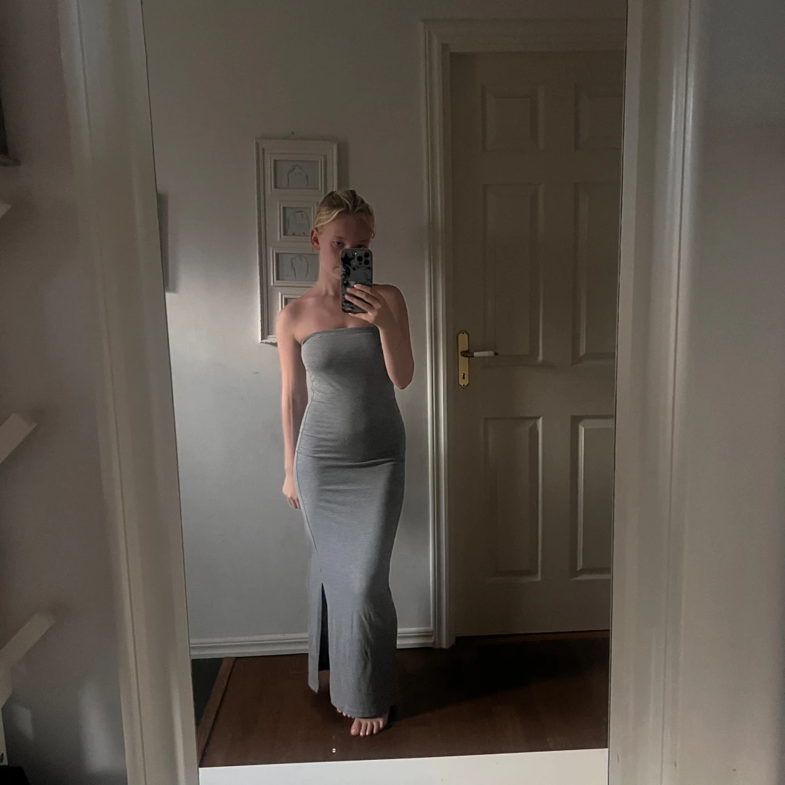 Grå axelbandslös långklänning