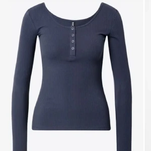 Långärmad topp - Superfin långärmad figursydd tröja ifrån pieces, aldrig använd endast testad och har prislappen kvar! Härligt material och fin kvalite. Den är i färgen ombre blue/duvblå och storleken XS. Priset är diskuterbart!