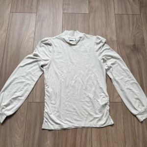 Beige tröja från vila - Säljer en beige tröja från vila med lång ärm och lätt puff vid axlarna. Tröjan har en mjuk, tunn känsla. 