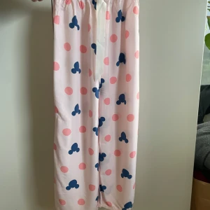 Disney pyjamasbyxor - Tunna mjuka pjamasbyxor med myssepigg symbol. Knappt använda med en kort design på benen. Fler bilder kan skickas vid intresse