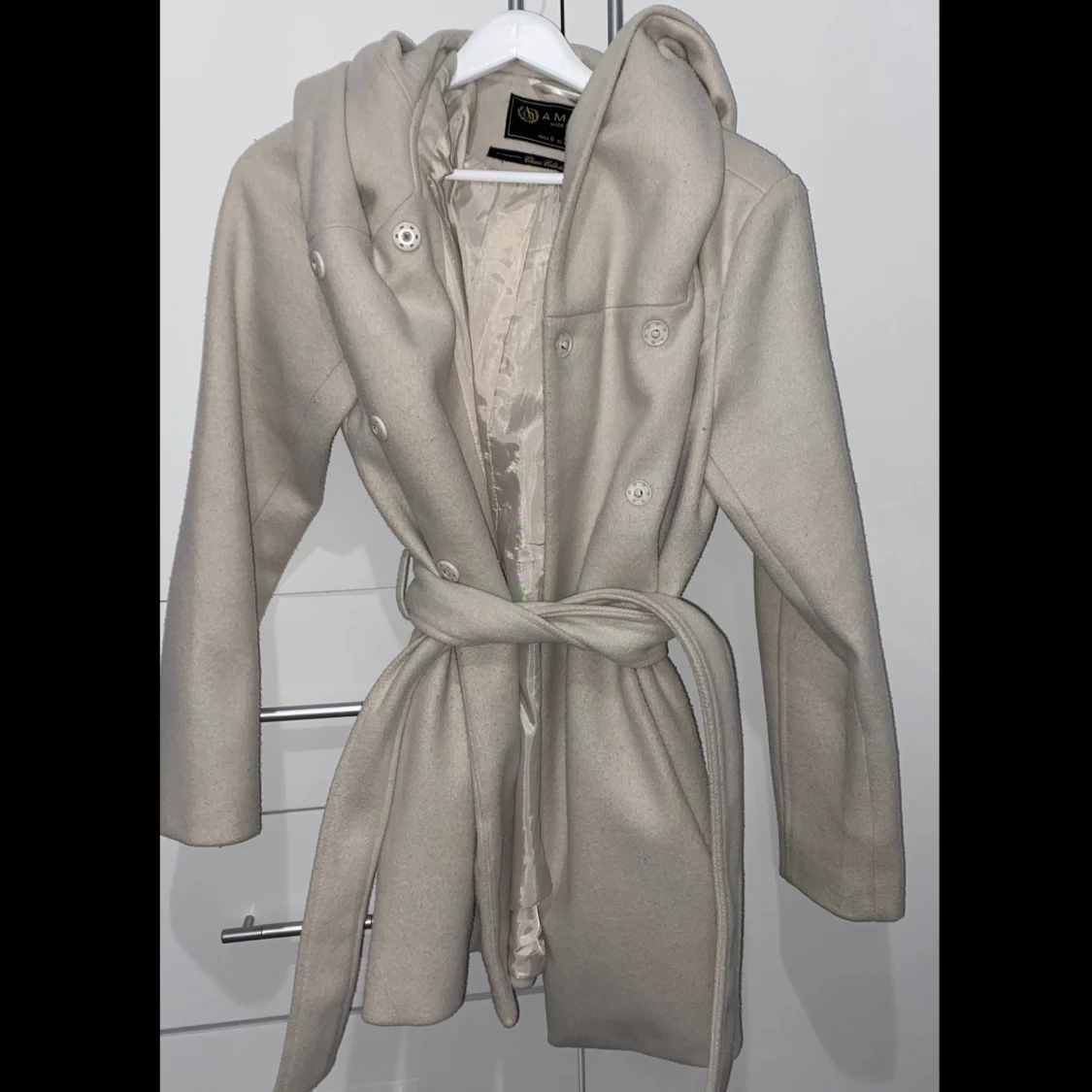 Beige kappa med huva 